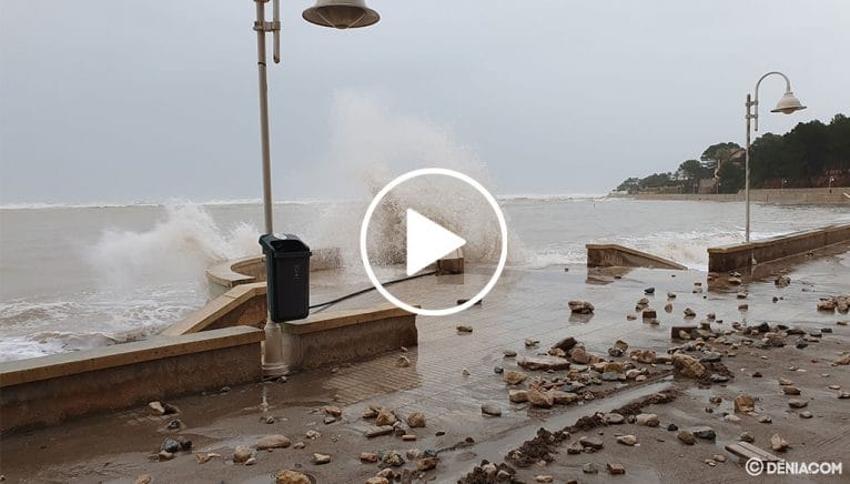 El mar rompiendo directamente contra el muro del Paseo de la Marineta Cassiana en Dénia