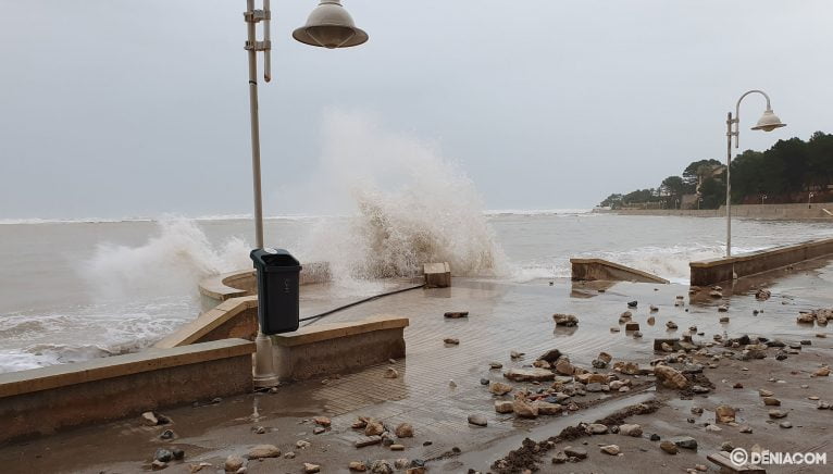 Las olas rompen directamente contra el Paseo de la Marineta Cassiana en Dénia, consecuencias del temporal de enero de 2020.