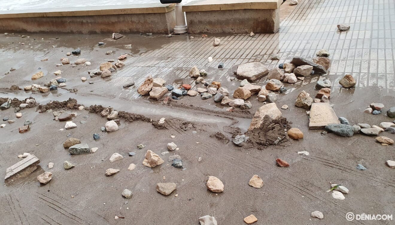 Rocas desprendidas en el Paseo de la Marineta Cassiana en Dénia