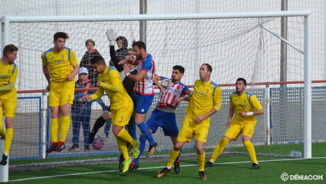 Imagen: Pedro despejando de puños