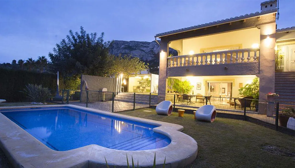 Piscina vallada para mayor seguridad de los niños en una casa de vacaciones - Quality Rent a Villa