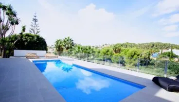 Piscina amigable para los niños en una villa de lujo en venta en Moraira – Fine & Country Costa Blanca Norte