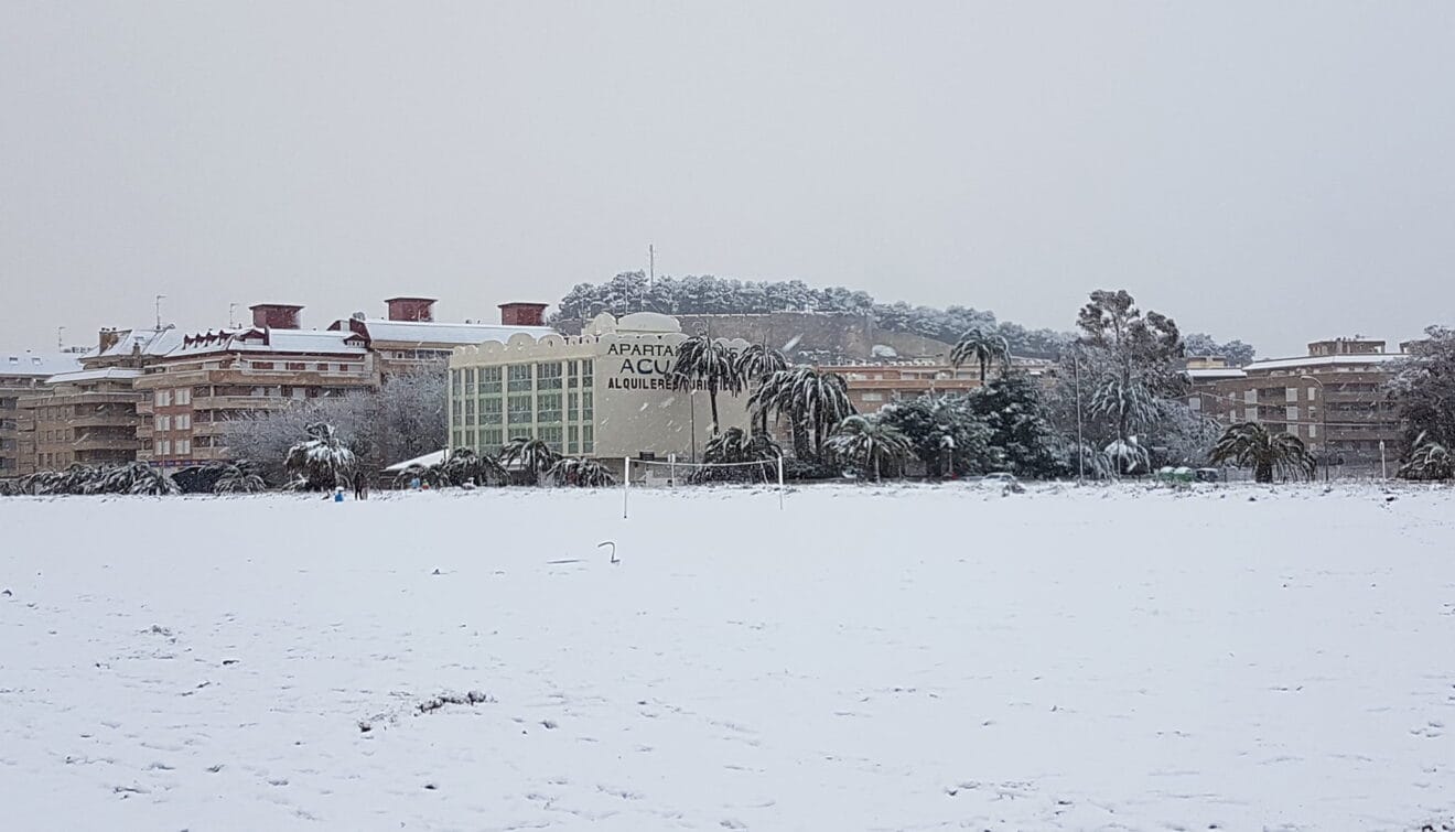 Playa Raset cubierta por la nieve