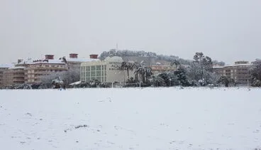 Playa Raset cubierta por la nieve