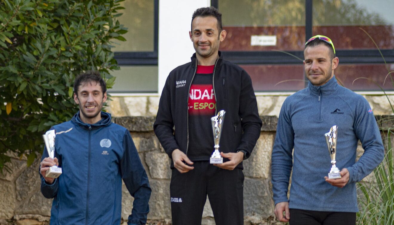 Podio de la carrera solidaria de Gata