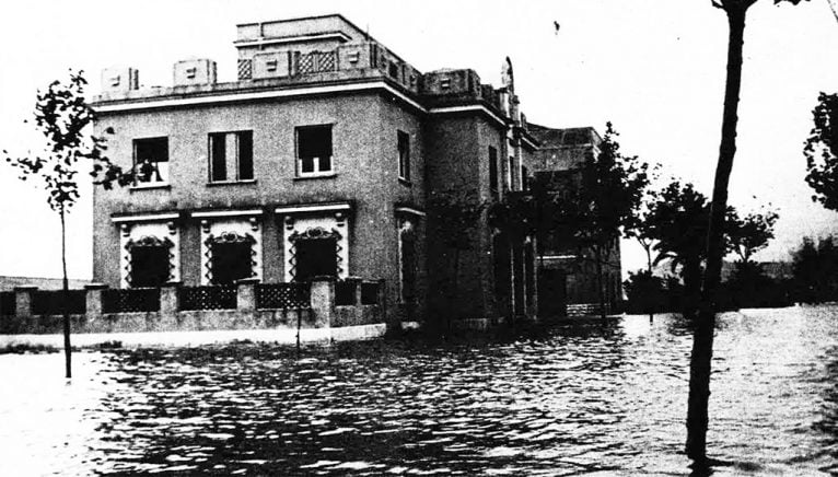 Primer plano del edificio actual de la Comisaría de Policía en las inundaciones de 1957 (Foto: Arxiu Municipal, Dénia en el Record, Diario Información y Ajuntament de Dénia)