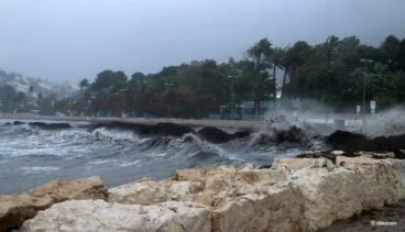 Primeros golpes de las olas en el muro de la Marineta
