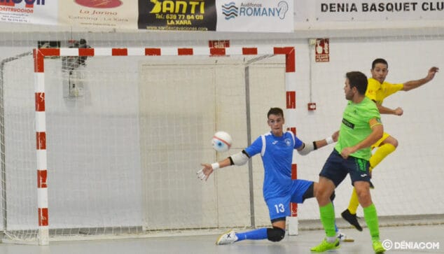 Imagen: Remate de Curro sobre el marco del Escoles Pías Sabadell