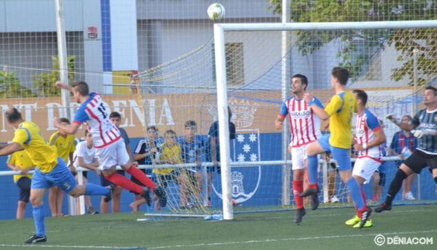 Imagen: Remate de Roberto Navarro sobre el marco del Jávea