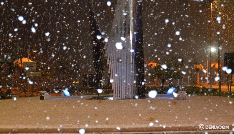 Rotonda plaza Benidorm nevada