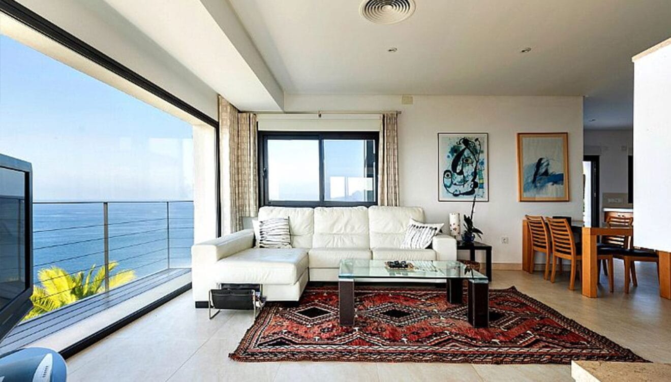 Salón con vistas al mar en un chalet en venta en Dénia - Euroholding