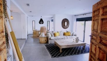 Salón con grandes acristalamientos para dejar pasar la luz – Fine & Country Costa Blanca Norte