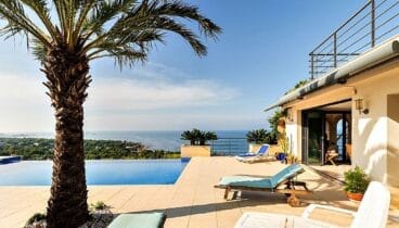 Una de las cinco terrazas de un chalet en venta en Las Rotas -Euroholding