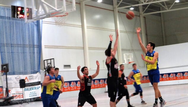 Imagen: Tiro a canasta de un junior dianense ante el Tavernes