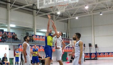 Un jugador dianense luchando por el rebote