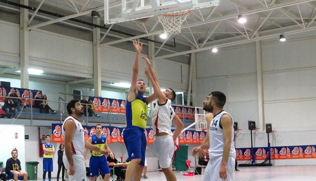 Imagen: Un jugador dianense luchando por el rebote