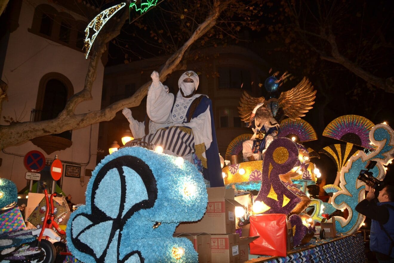 Una de las carrozas que transporta a los Reyes Magos