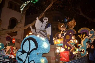 Una de las carrozas que transporta a los Reyes Magos