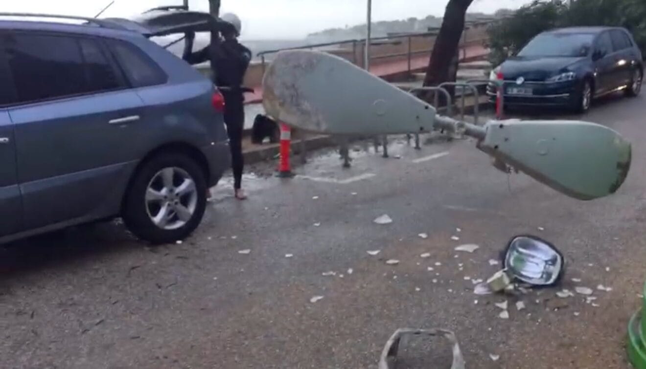 Una farola bloquea la carretera de la Marineta