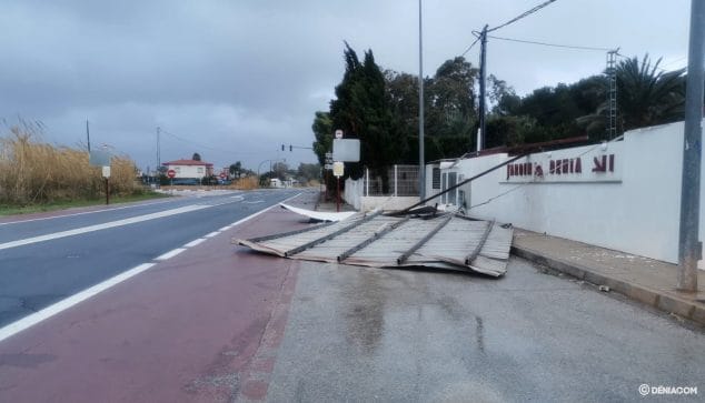 La costa ya sufre la llegada del temporal 2 Imagen: Valla arrancada