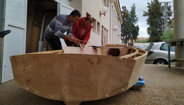 Alumnos de Dénia ponen en marcha la construcción de un velero 2 Imagen: Velero en el IES María Ibars