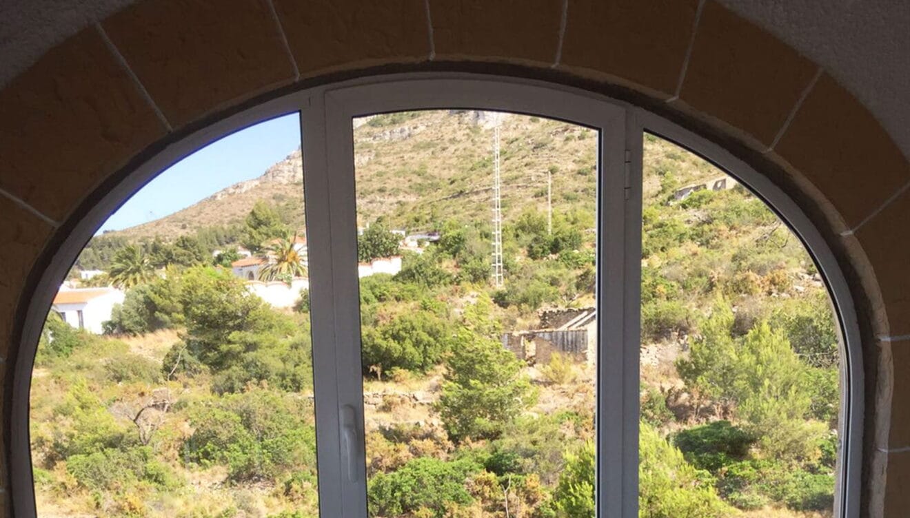 Ventana curva ajustada a un arco - Alucardona Pvc y Aluminios, S.L
