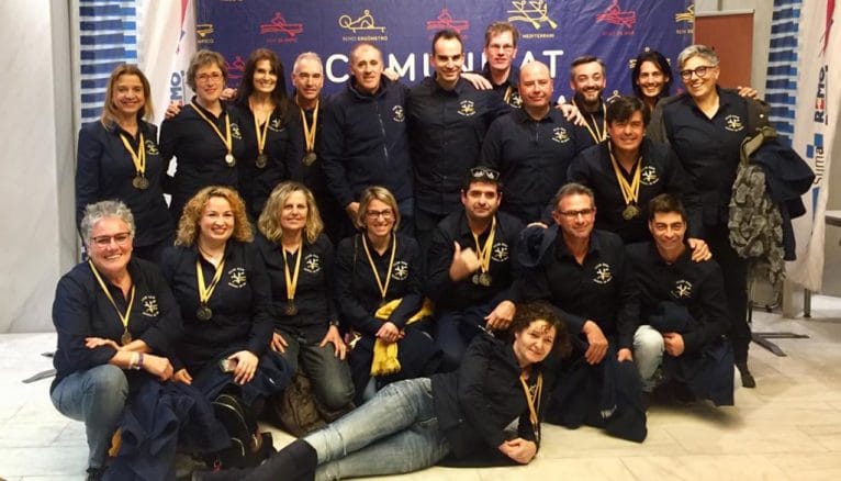 Veteranas y Veteranos del Club Rem Marina de Dénia con sus medallas