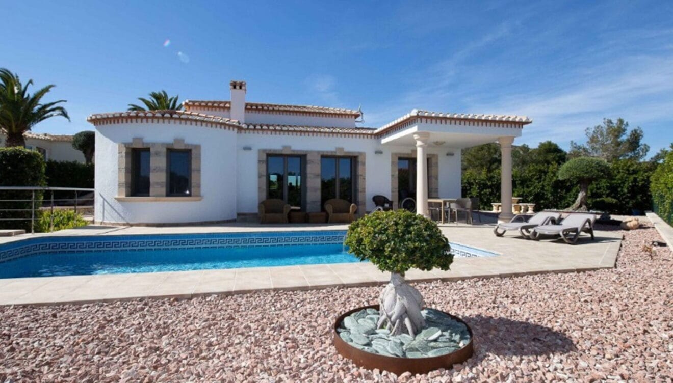 Vista exterior de una villa de lujo en venta en Dénia - MLS Dénia Inmobiliarias