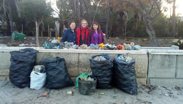Voluntarios con varias bolsas de basura