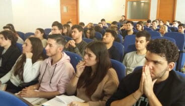Alumnos del grado de cocina aprenden en Dénia