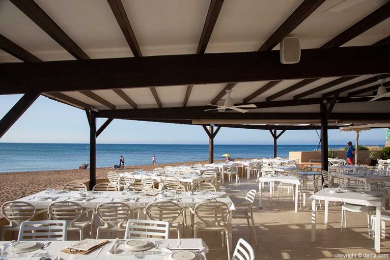 Gran terraza cubierta a pie de arena en Restaurant Noguera