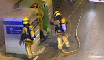 Bomberos en el incendio de Temple de Sant Telm