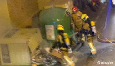 Bomberos extinguen un fuego en un contenedor