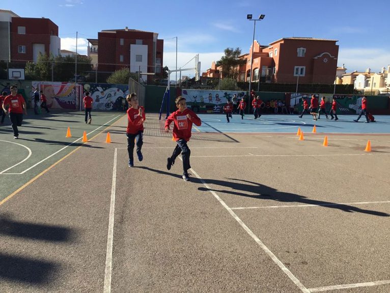 Alumnos de Paidos corriendo la carrera solidaria organizada en las instalaciones del colegio