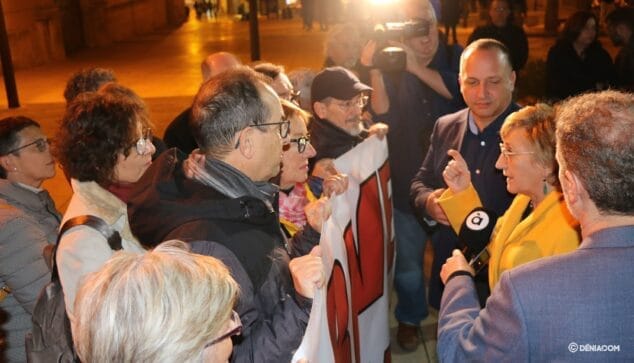 Manifestantes y la consellera de Sanidad se encuentran en Dénia por la reversión del hospital 2 Imagen: Choque entre manifestantes y la conselleria de Sanidad por el hospital