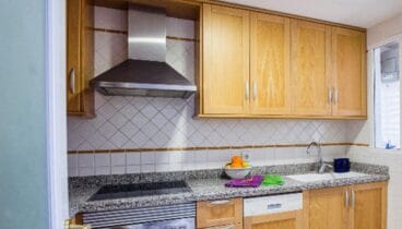 Cocina de un apartamento a pie de playa en alquiler en Dénia – Deniasol