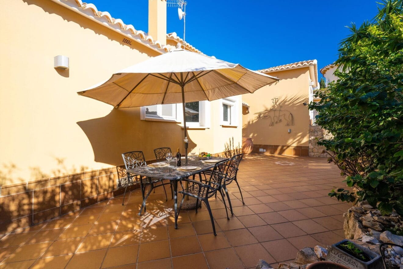 Comedor exterior en una casa de vacaciones en alquiler en Dénia - Aguila Rent a Villa