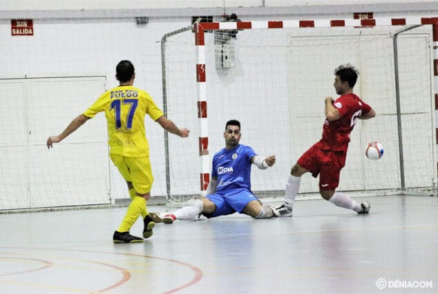 Complicada salida del CFS Mar Dénia a la pista del Grupo 5 Martorell 1 Imagen: Curro anotando un gol ante el Grupo 5 Martorell