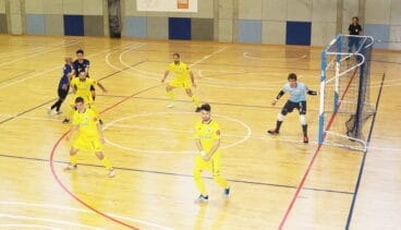 defendiendo un saque de esquina