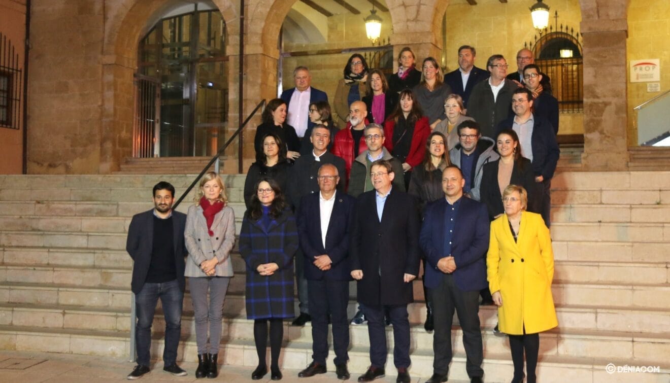 Ejecutivo de la Generalitat junto a los representantes locales