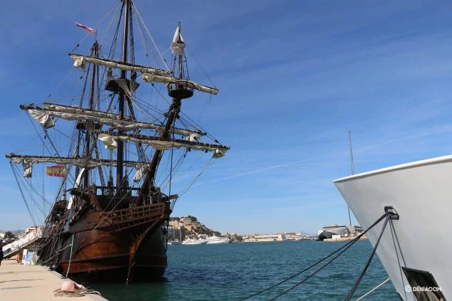 Imagen: El Galeón Andalucía amarra en la Marina de Dénia