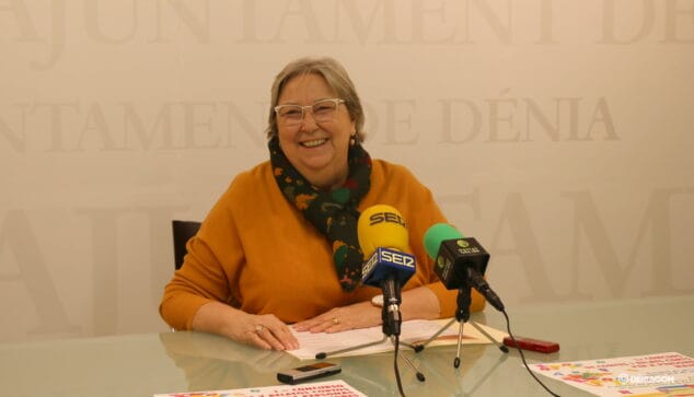 Imagen: Elisabet Cardona presenta el concurso de relatos y cuentos