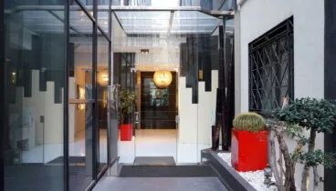 Entrada al edificio Oficampos, donde se encuentran varias oficinas en alquier – The Office, de Euroholding