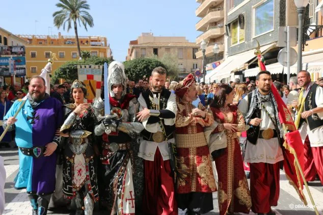Moros y Cristianos se despiden de las calles de Dénia hasta verano 1 entraeta fin de mig any 2020 01