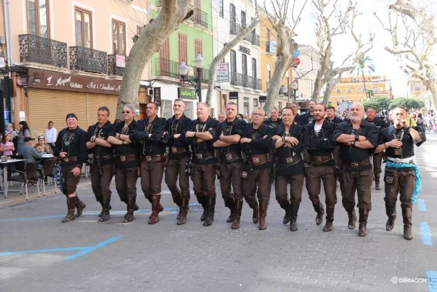 Moros y Cristianos se despiden de las calles de Dénia hasta verano 9 entraeta fin de mig any 2020 09
