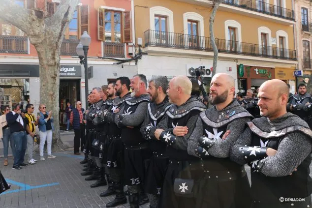 Moros y Cristianos se despiden de las calles de Dénia hasta verano 13 entraeta fin de mig any 2020 13