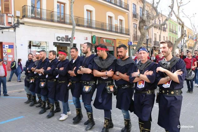Moros y Cristianos se despiden de las calles de Dénia hasta verano 18 entraeta fin de mig any 2020 18