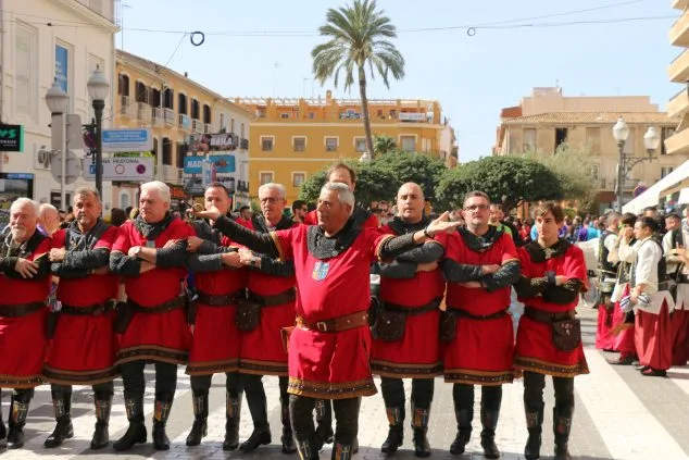 Moros y Cristianos se despiden de las calles de Dénia hasta verano 24 entraeta fin de mig any 2020 24
