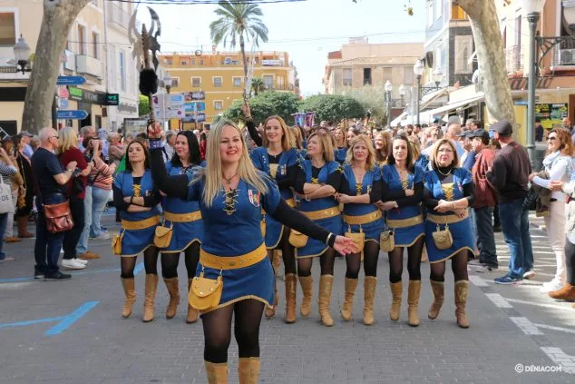 Moros y Cristianos se despiden de las calles de Dénia hasta verano 25 entraeta fin de mig any 2020 25