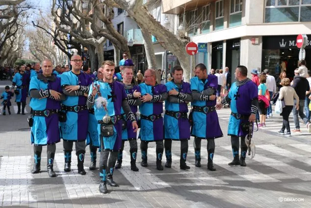 Moros y Cristianos se despiden de las calles de Dénia hasta verano 30 entraeta fin de mig any 2020 30